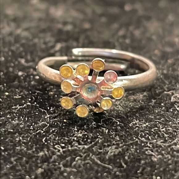 Other - Size 2.5 adjustable silver tone yellow enamel daisy flower ring